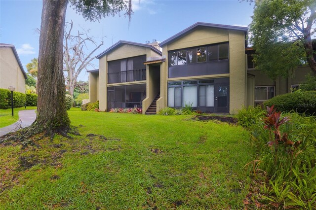 8 Escondido Cir Unit 78, Altamonte Springs, FL 32701 - back of property with stucco siding and a yard