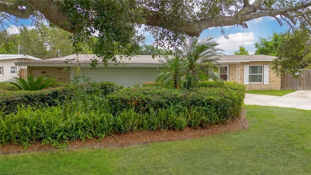 view of front of property featuring a front lawn