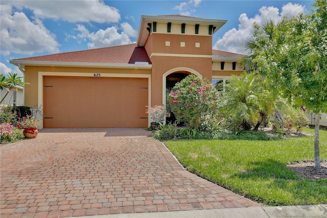 view of front of home featuring a front lawn and a garage