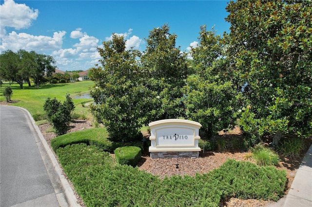 community sign with a yard