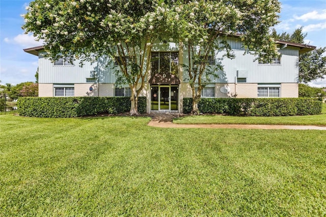 view of front of home featuring a front lawn