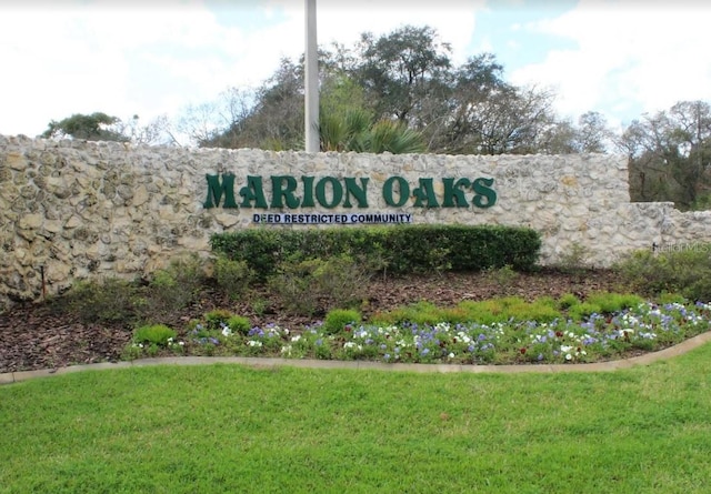 community sign with a yard