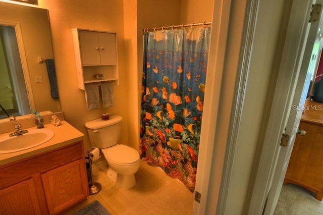 bathroom with a shower with curtain, vanity, and toilet