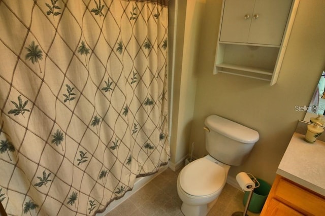 bathroom featuring a shower with shower curtain, vanity, and toilet