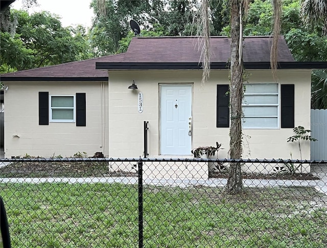 ranch-style house featuring a front yard