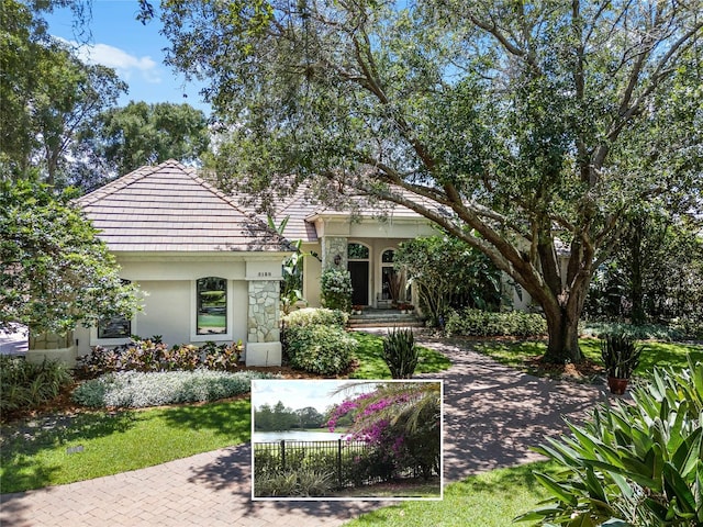 view of front of home featuring a front yard