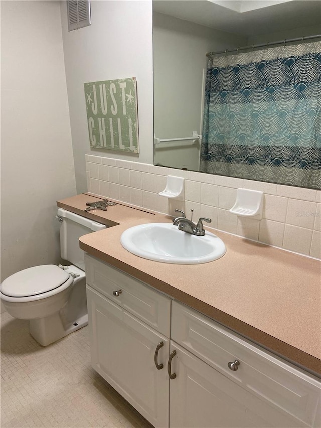 bathroom featuring a shower with curtain, vanity, tasteful backsplash, and toilet