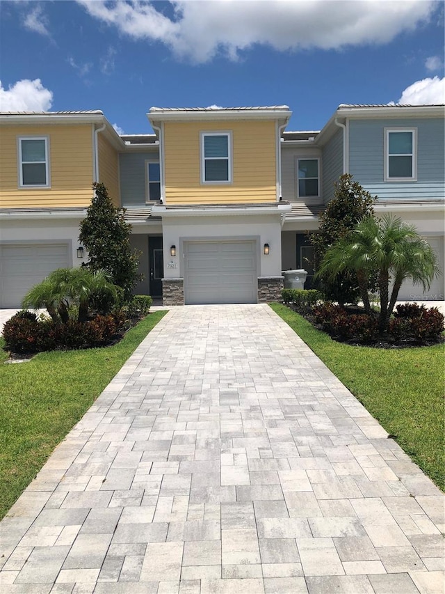 view of front of home featuring a front lawn and a garage