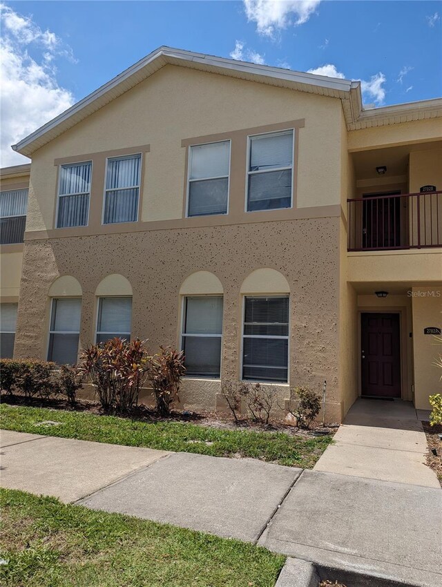 townhome / multi-family property featuring a balcony