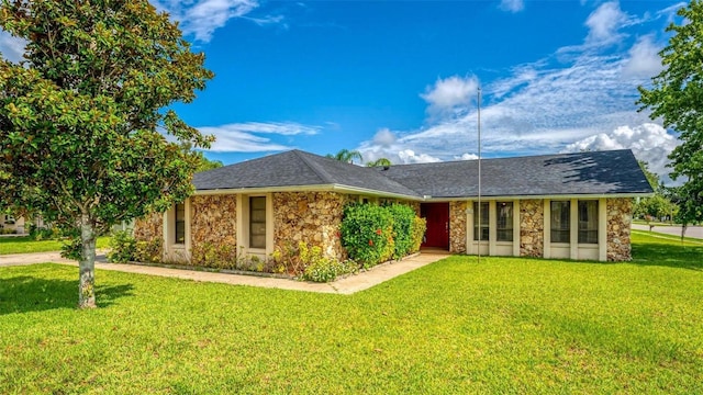 ranch-style house featuring a front yard