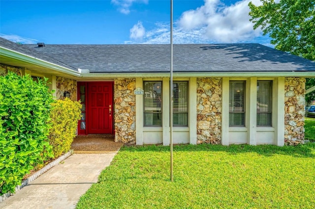 entrance to property featuring a yard