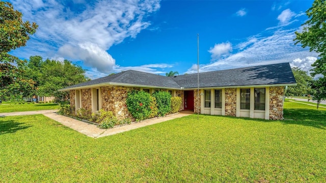 single story home featuring a front yard