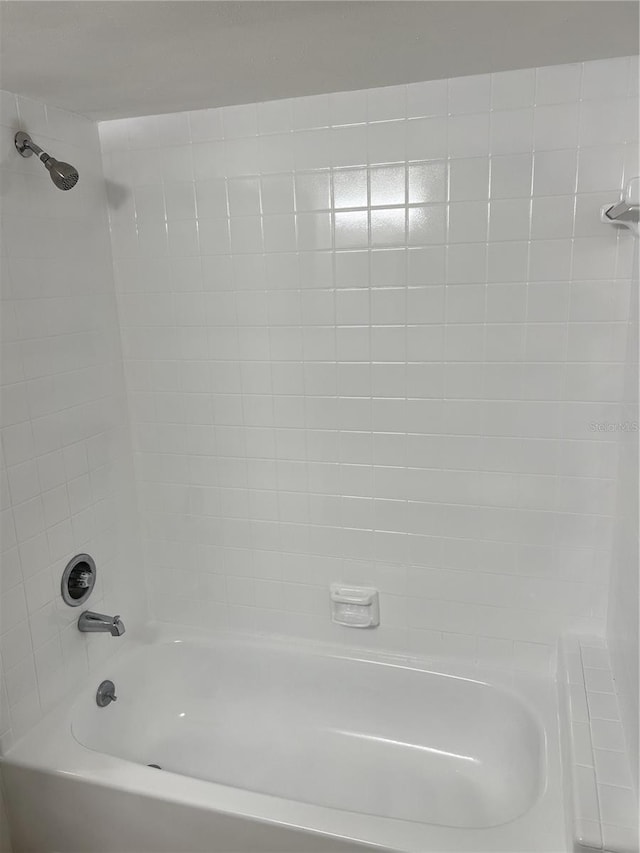 bathroom featuring tiled shower / bath