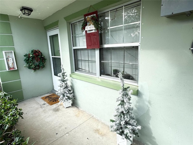 view of exterior entry with stucco siding