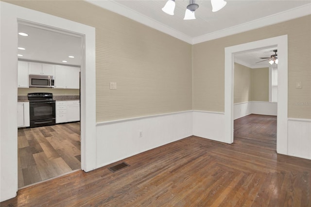 spare room featuring ceiling fan, dark hardwood / wood-style floors, and ornamental molding