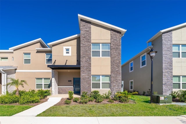 view of front of home featuring a front lawn