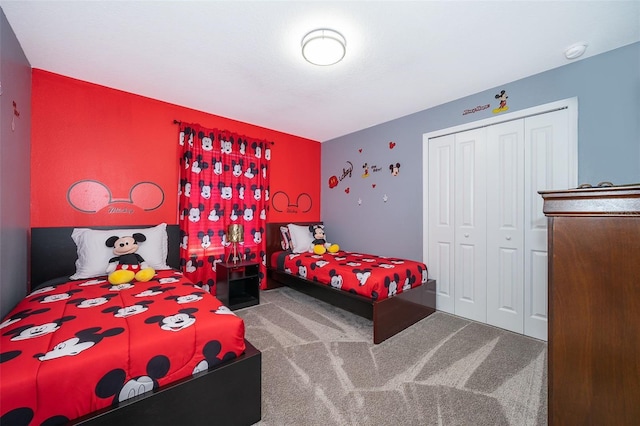 bedroom featuring carpet flooring and a closet