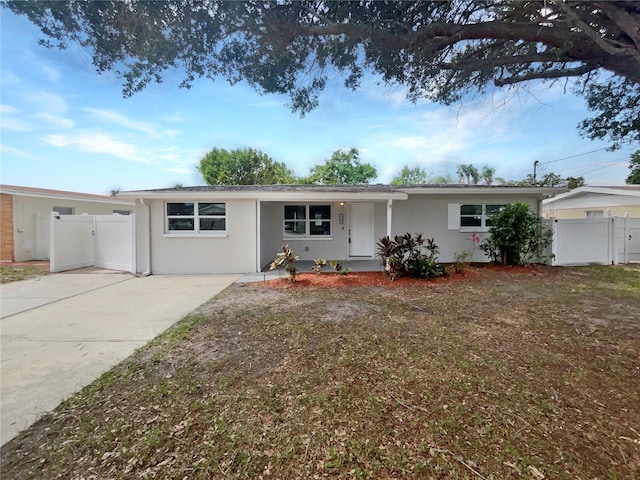 ranch-style home featuring a front lawn