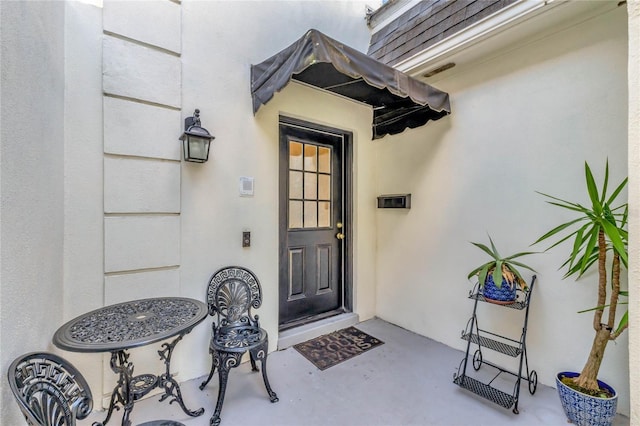 view of exterior entry featuring stucco siding