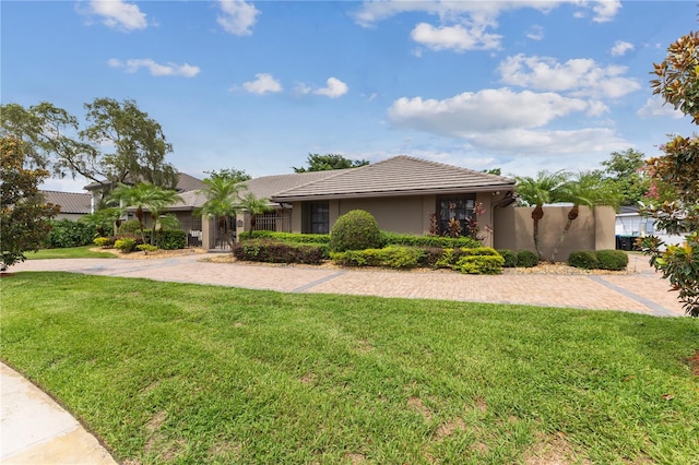 view of front of property with a front yard