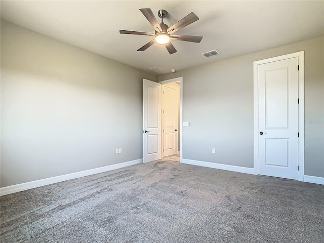 unfurnished room featuring ceiling fan and carpet