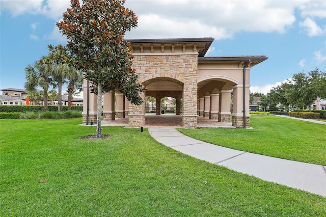 view of property's community featuring a lawn