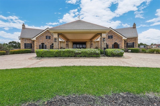 view of front of home featuring a front yard