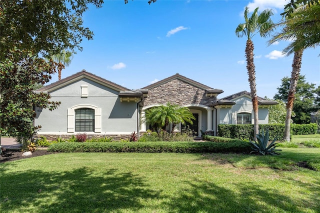 view of front facade featuring a front yard