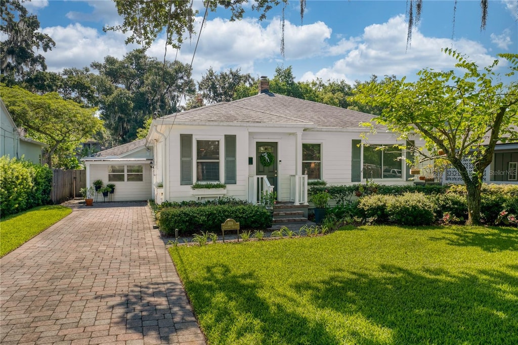 view of front of house featuring a front yard