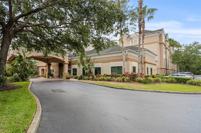 view of front of house featuring a front lawn