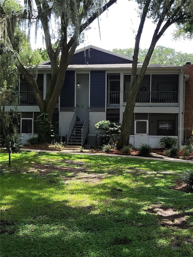 view of front of home featuring a front lawn