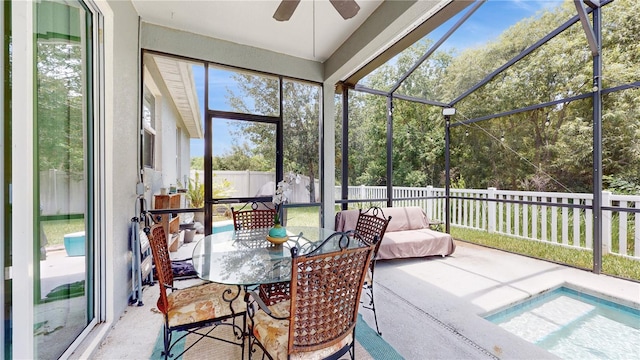 sunroom with ceiling fan