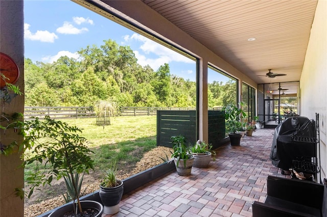 sunroom with ceiling fan