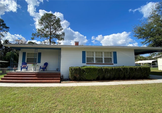 view of front facade featuring a front yard and covered porch