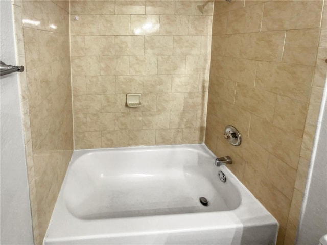 bathroom with tiled shower / bath