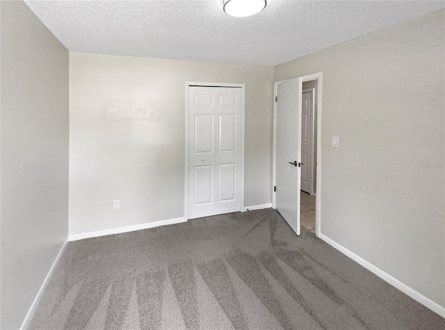 carpeted spare room featuring a textured ceiling