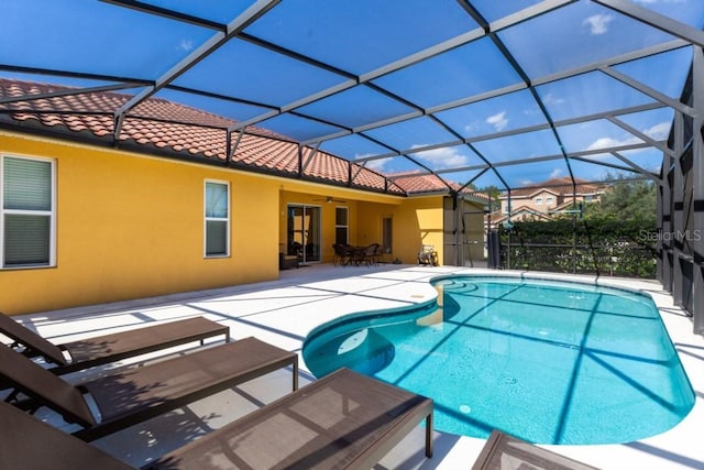 4036 Oakrise Loop, Davenport, FL 33837 - outdoor pool with glass enclosure, a patio area, and ceiling fan