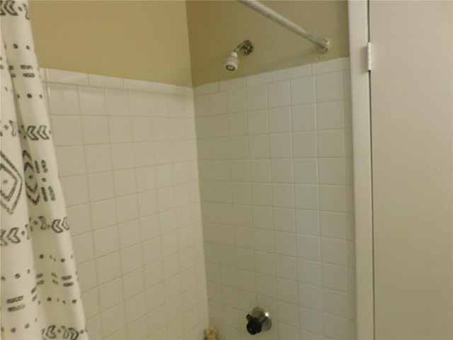 bathroom featuring a shower with shower curtain