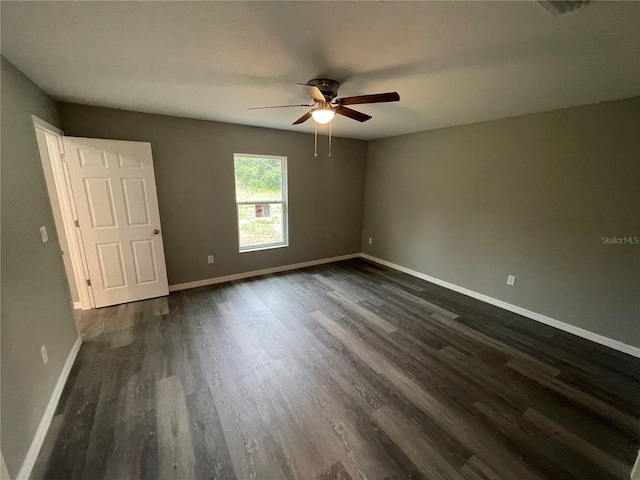 unfurnished room with dark hardwood / wood-style floors and ceiling fan