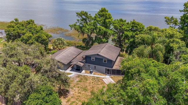 bird's eye view with a water view