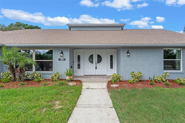 ranch-style home featuring a front lawn