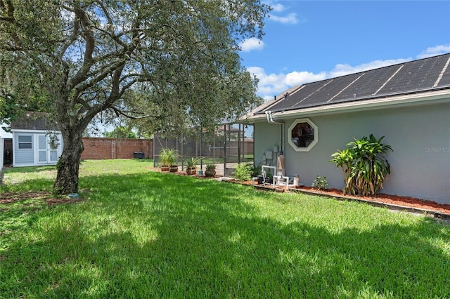 view of yard featuring an outdoor structure