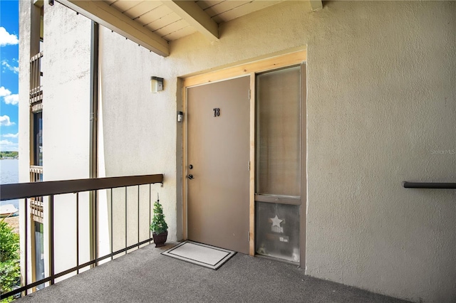 property entrance featuring a balcony