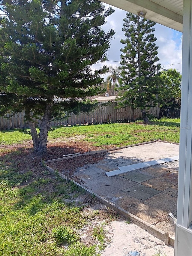 view of yard featuring a patio