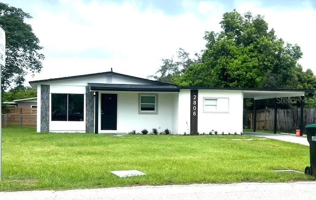 view of front of home featuring a front lawn and a carport