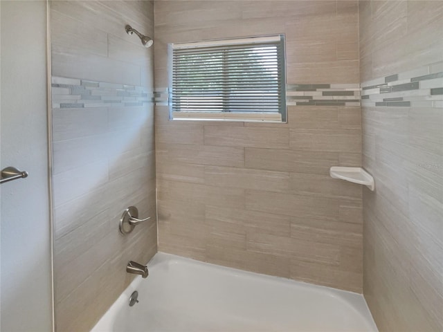 bathroom featuring tiled shower / bath