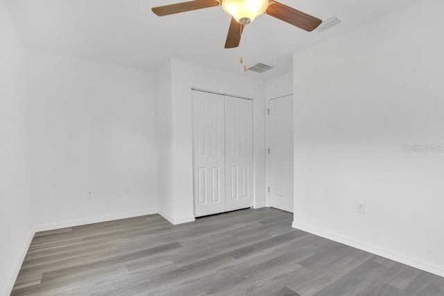 297 Malauka Run, Ocklawaha, FL 32179 - unfurnished bedroom featuring ceiling fan, light wood-type flooring, and a closet