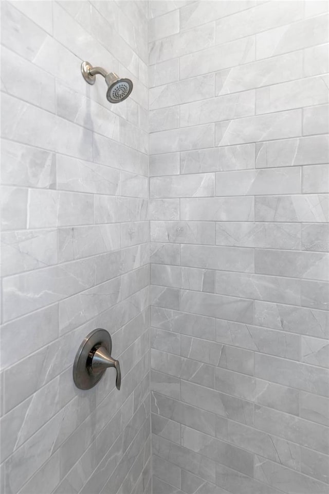 details featuring tiled shower