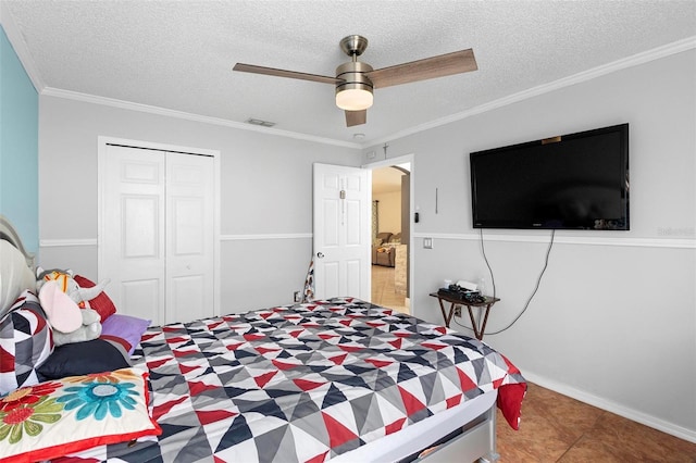 bedroom featuring ceiling fan, a closet, crown molding, and a textured ceiling