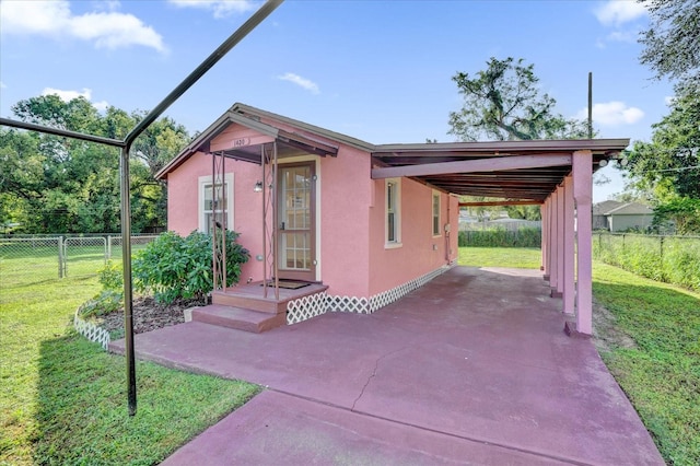 view of front of home featuring a front yard and a carport